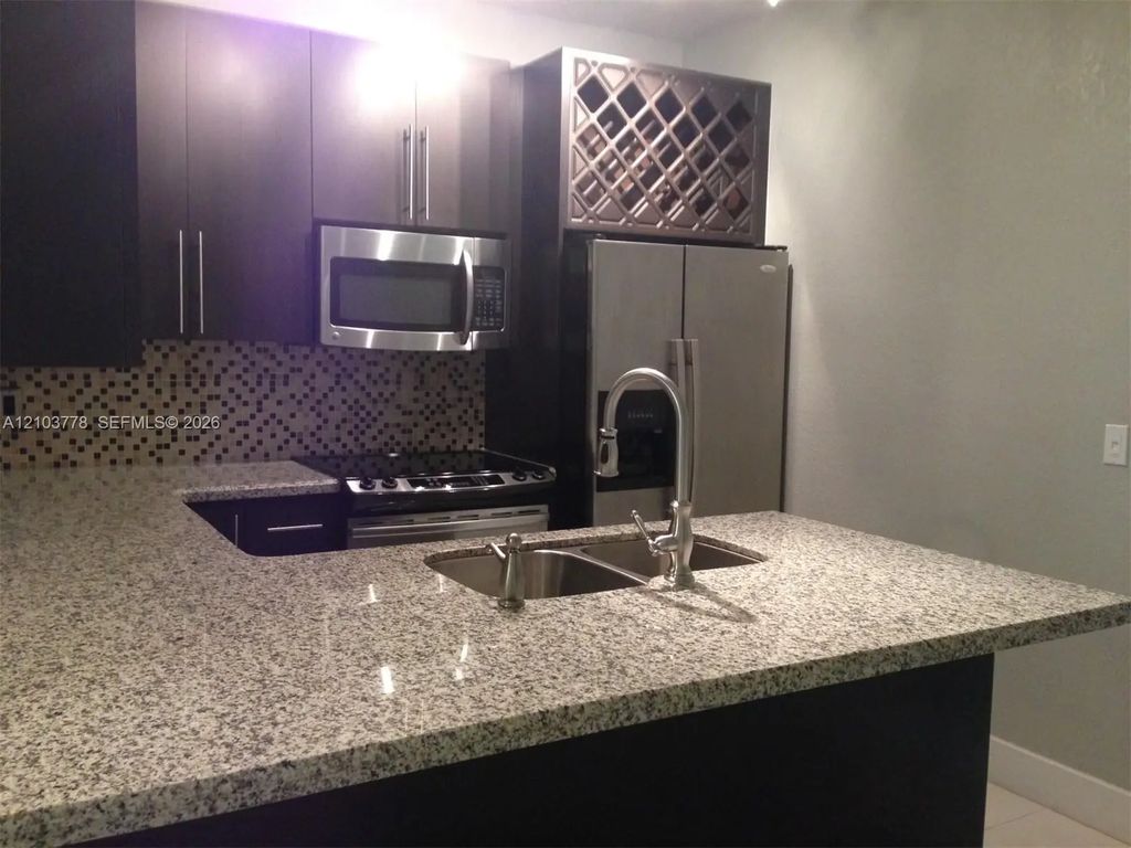 18314 Nw 68th Avenue #n, Hialeah
