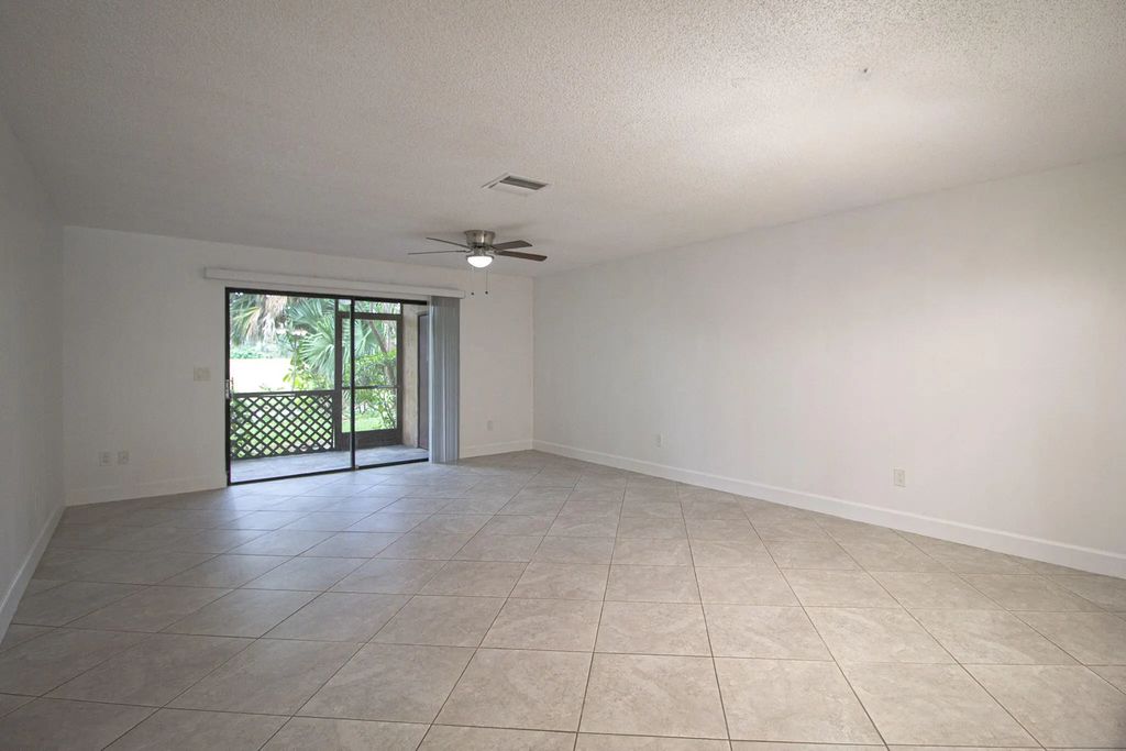 1303 Lakeview Drive E, Royal Palm Beach