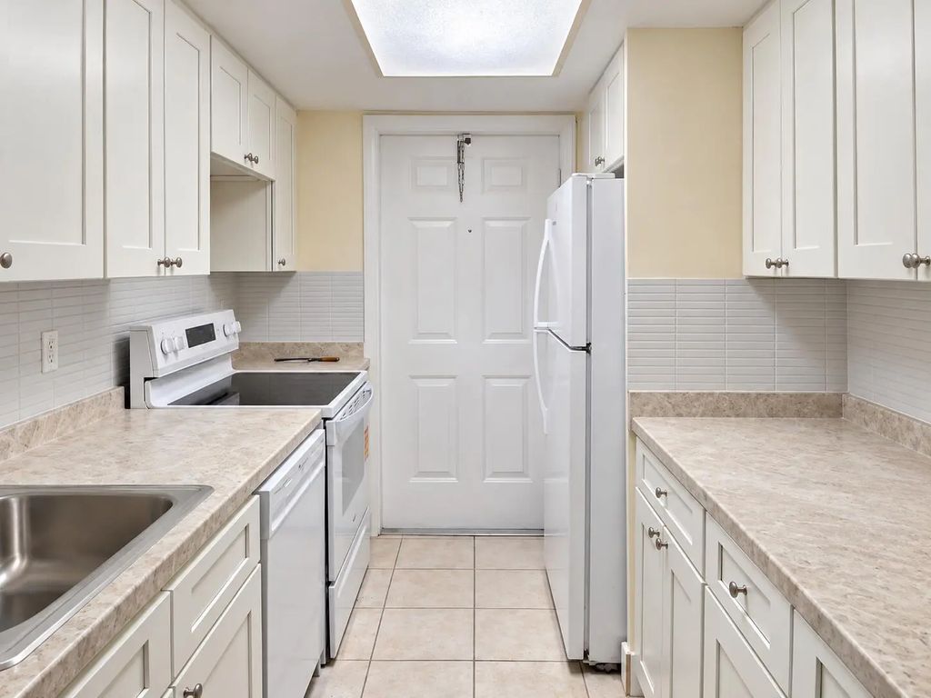 1500 Crescent Circle #b210, Lake Park