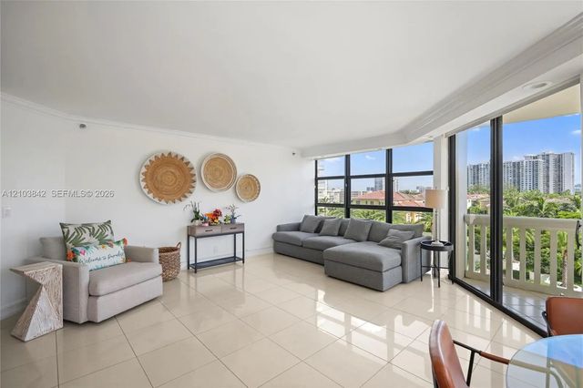 4 of 51 - 1000 W Island Boulevard #504, Aventura, FL