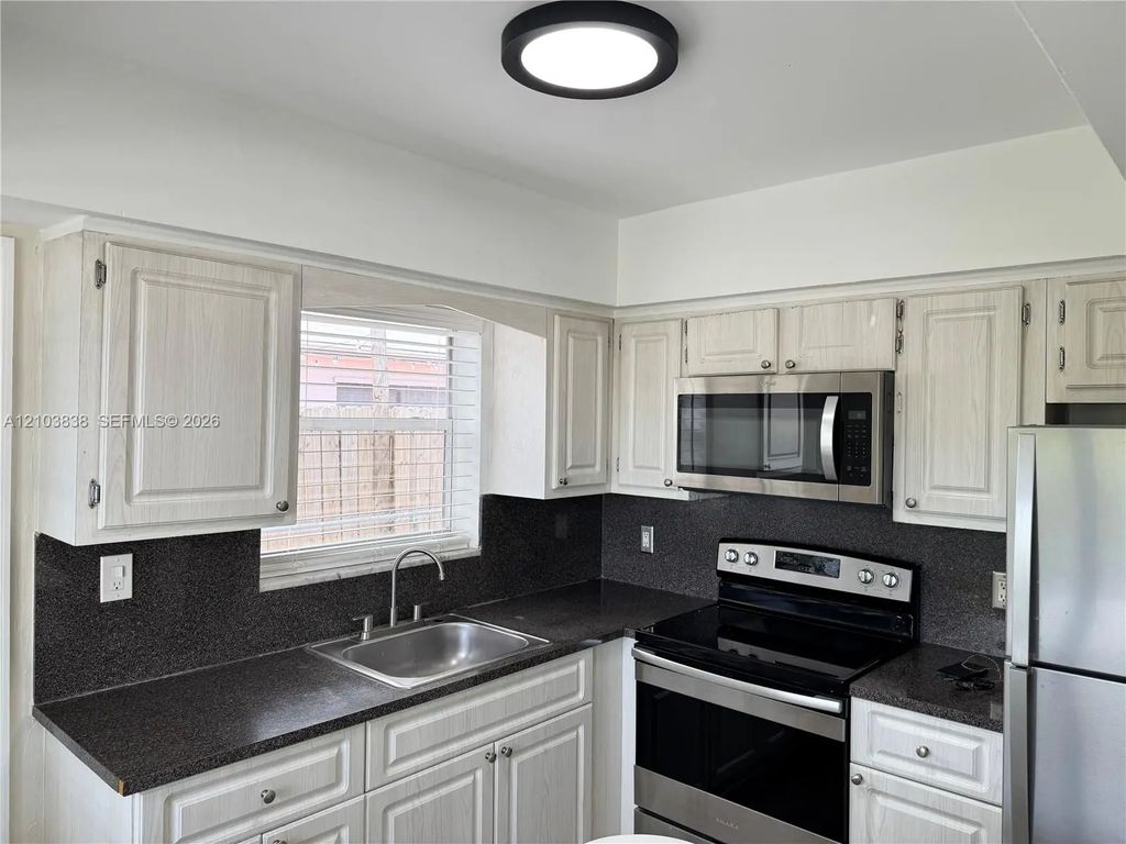 200 Sw 10th Street #200, Hallandale Beach