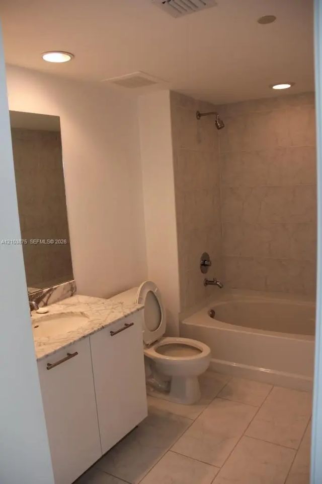 4 of 8 - 950 Brickell Bay Drive #4008, Miami, FL