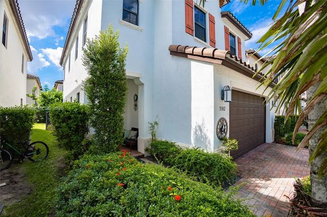 4 of 49 - 3302 W 97th Terrace, Hialeah, FL