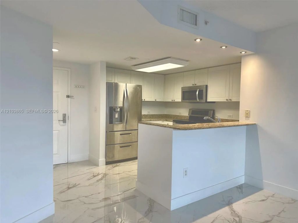 19501 W Country Club Drive #406, Aventura