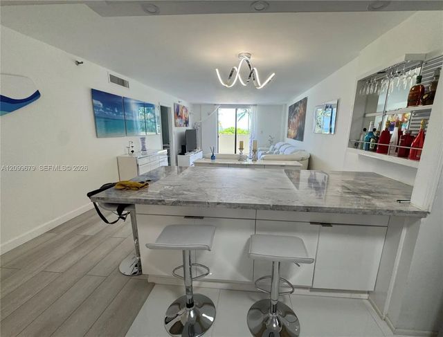 2 of 20 - 1623 Collins Avenue #220, Miami Beach, FL