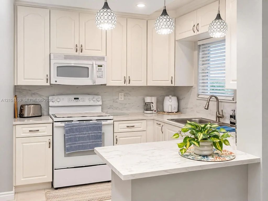 7910 Taft Street #211, Pembroke Pines