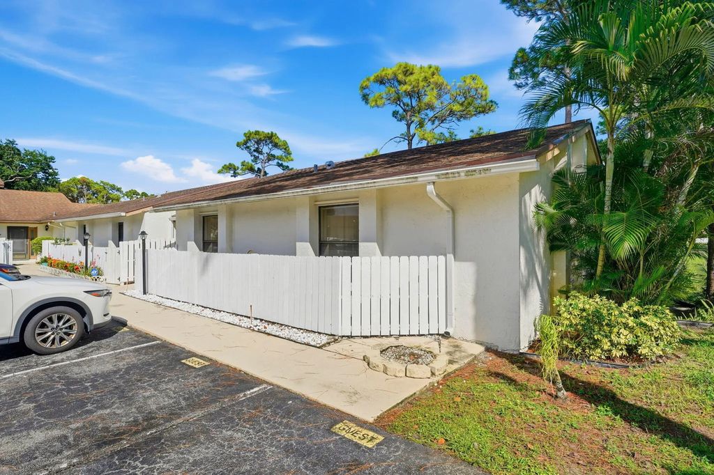 6120 Newstead Court, Greenacres