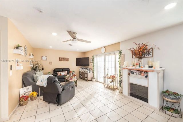 2 of 27 - 851 Caroline Circle, West Palm Beach, FL