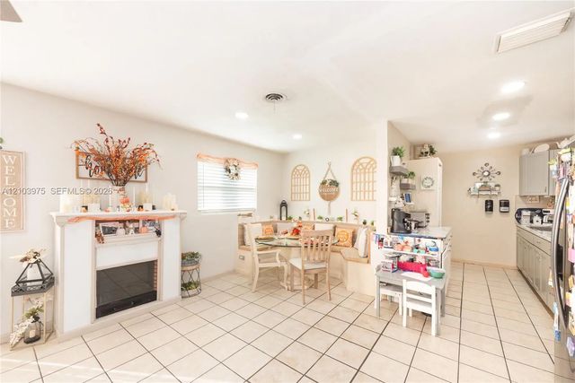 3 of 27 - 851 Caroline Circle, West Palm Beach, FL