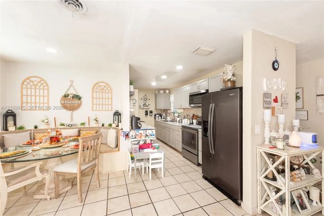 4 of 27 - 851 Caroline Circle, West Palm Beach, FL
