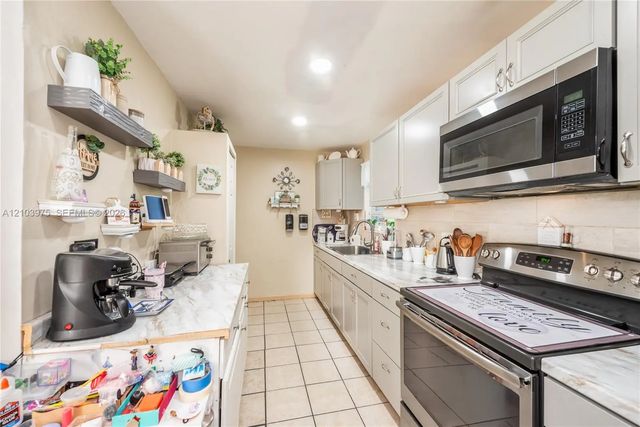 5 of 27 - 851 Caroline Circle, West Palm Beach, FL