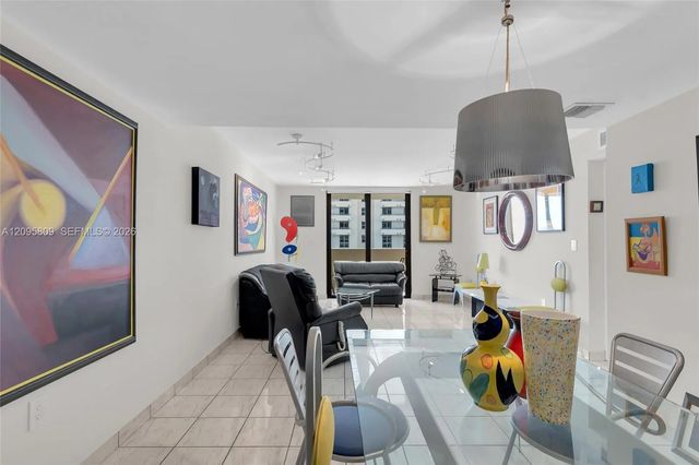 2 of 32 - 1623 Collins Avenue #812, Miami Beach, FL