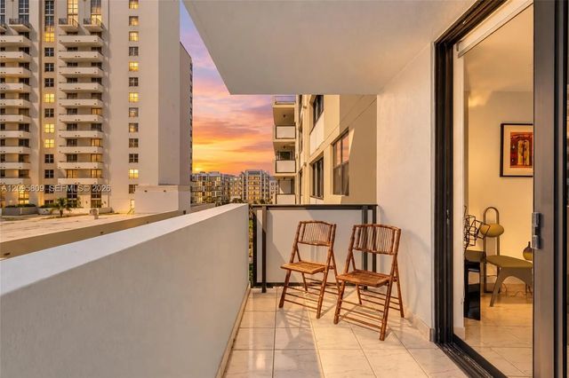 4 of 32 - 1623 Collins Avenue #812, Miami Beach, FL