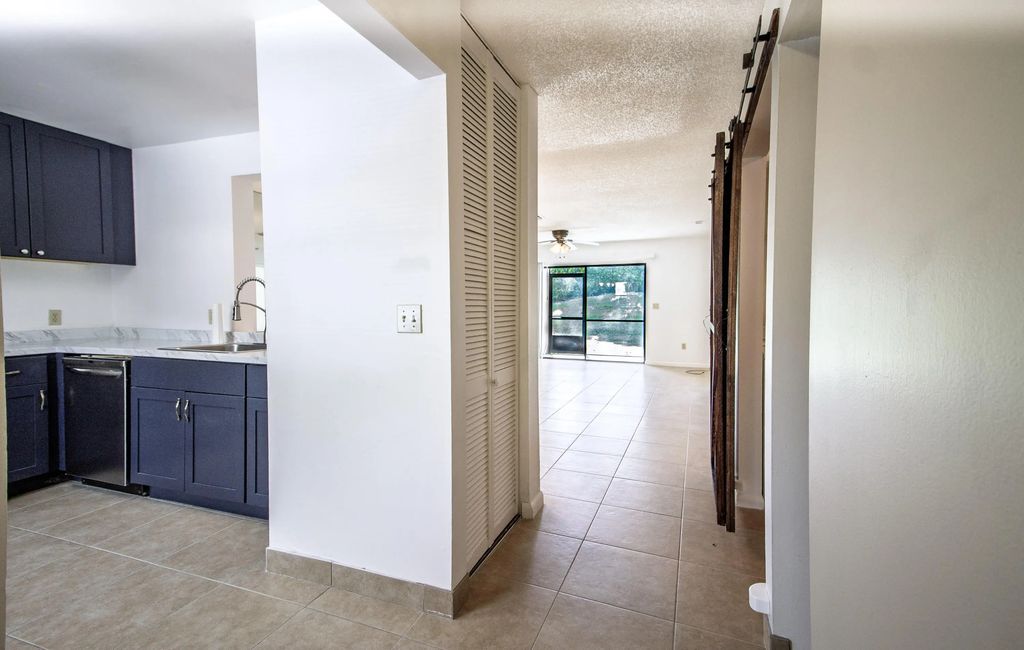 105 Lakeview Drive E, Royal Palm Beach
