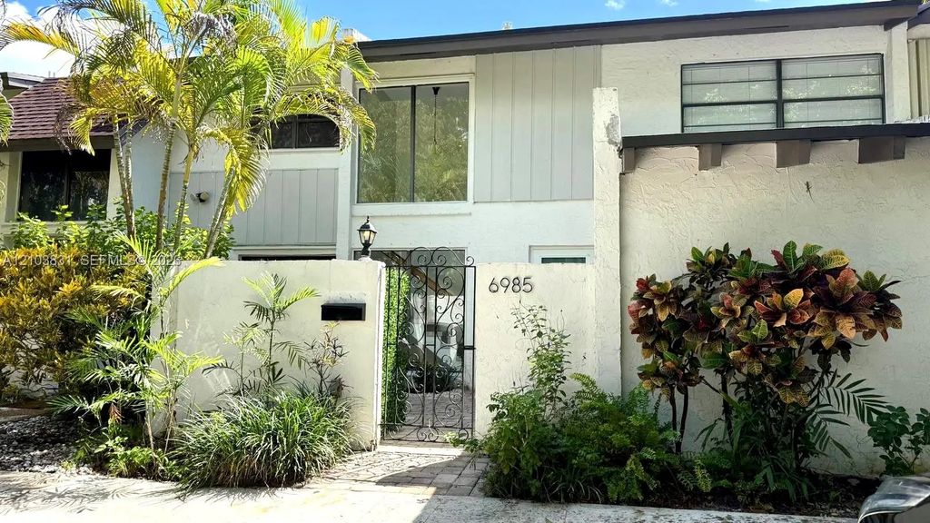 6985 Sw 110th Place, Miami