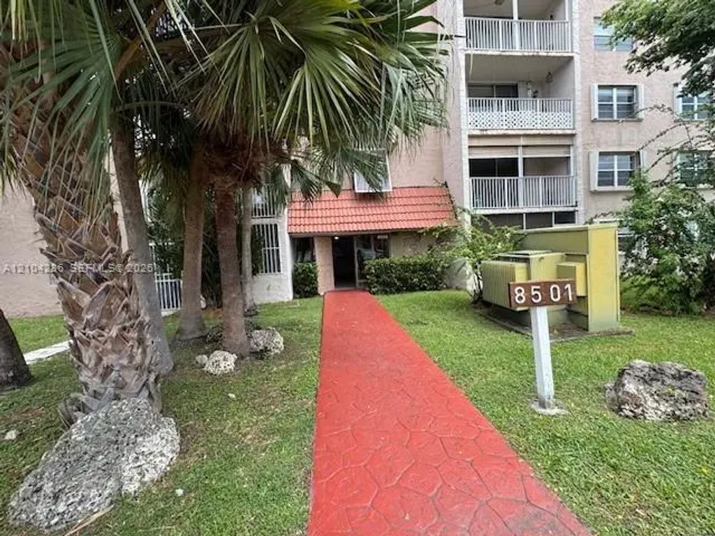 8501 Nw 8th Street #206, Miami