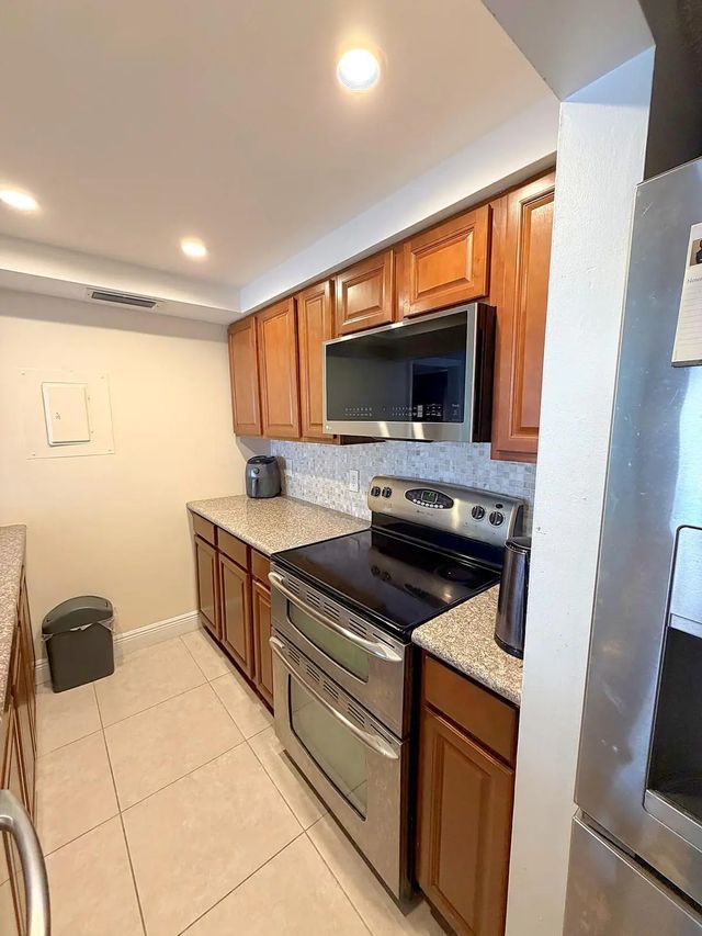 3 of 33 - 7069 Golf Colony Court #102, Lake Worth, FL