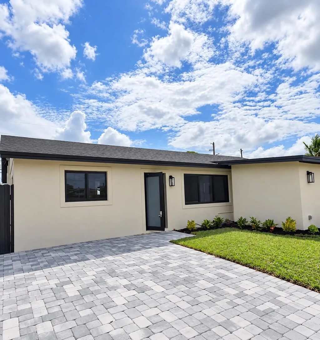 4922 Royal S, West Palm Beach
