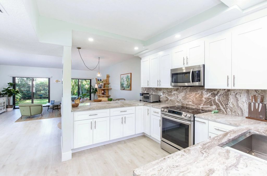 11267 Pond View Drive #b102, Wellington