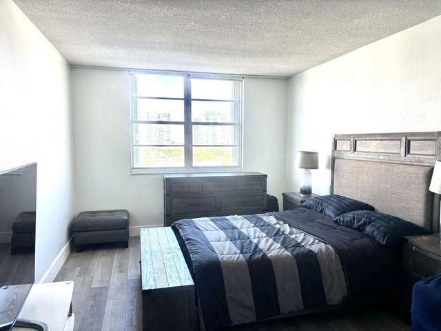 3 of 13 - 500 Bayview Drive #925, Sunny Isles Beach, FL