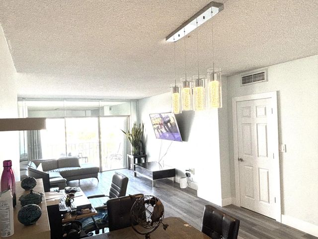 4 of 13 - 500 Bayview Drive #925, Sunny Isles Beach, FL