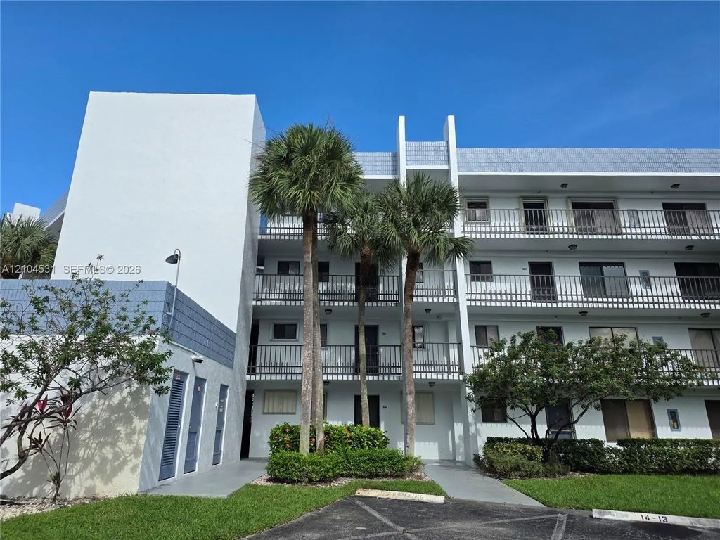 4820 W Lucerne Lakes Boulevard W #305, Lake Worth