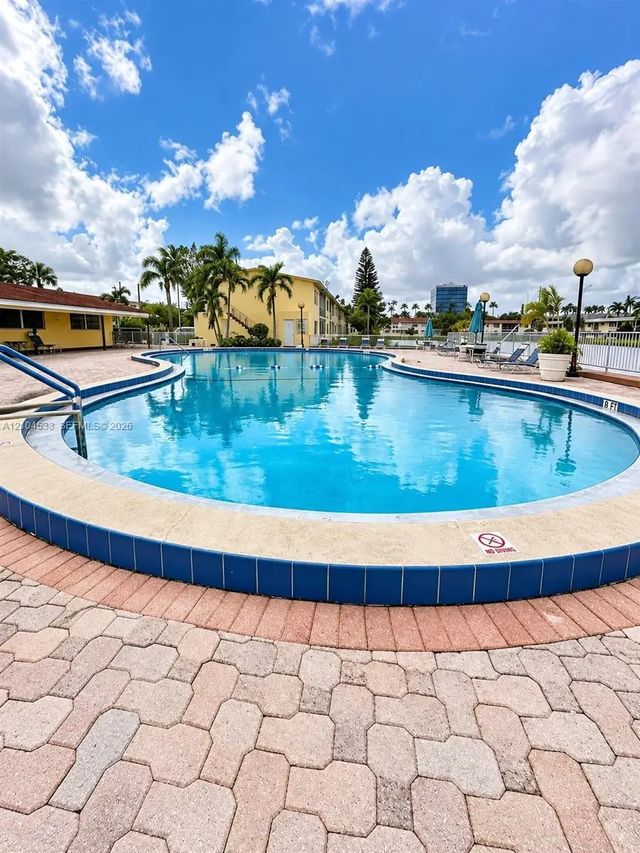2800 Ne 203rd Street #3, Aventura