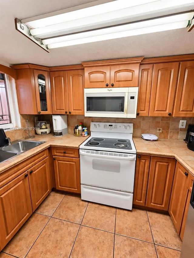 5 of 25 - 1064 W 42nd Street #9, Hialeah, FL