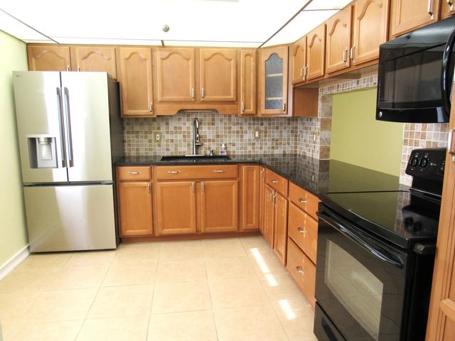5 of 46 - 140 Lake Nancy Lane #216, West Palm Beach, FL