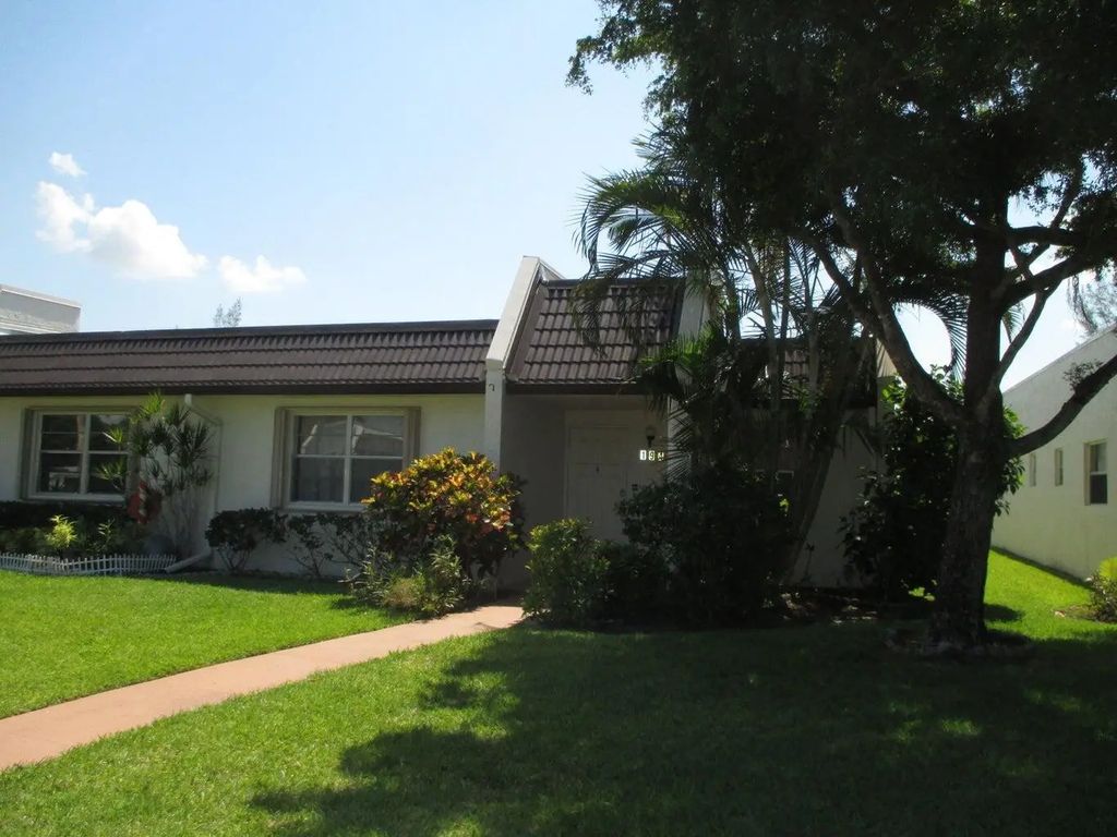 194 Lake Susan Lane, West Palm Beach
