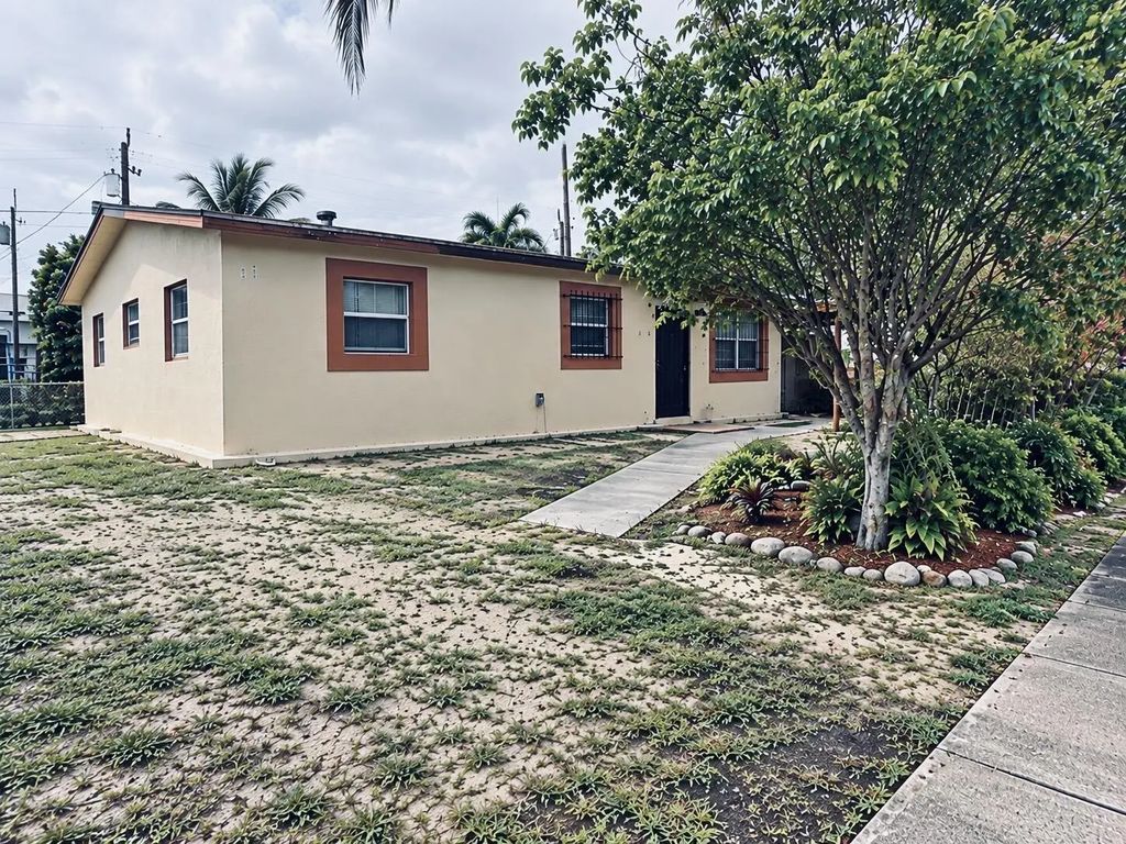 930 Ne 52nd Court, Deerfield Beach