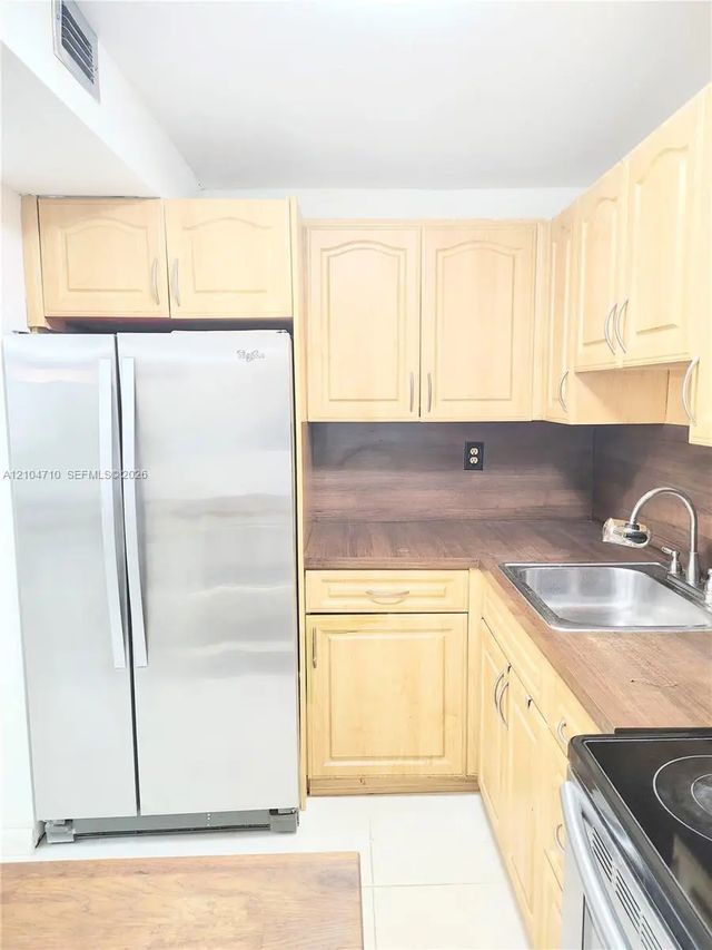 5 of 19 - 9061 Sunrise Lakes Boulevard #102, Sunrise, FL