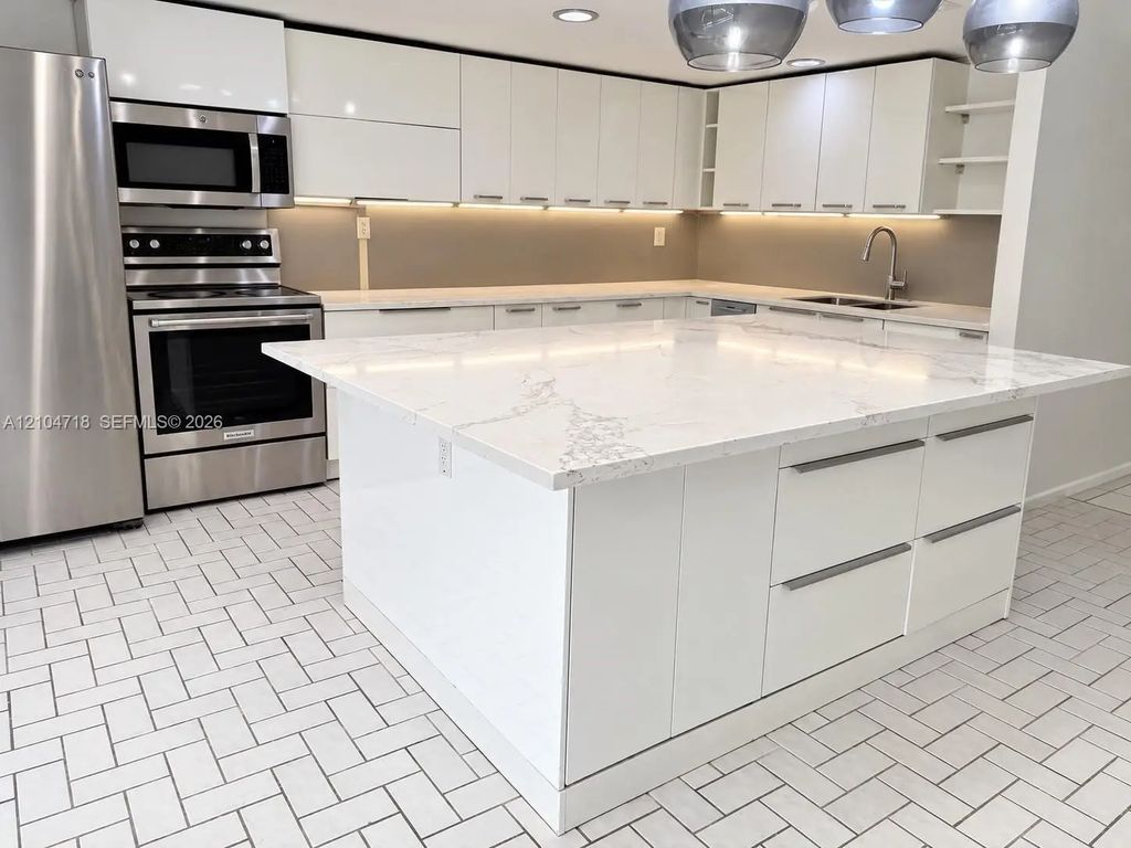 712 Ne 26th Avenue #712, Hallandale Beach