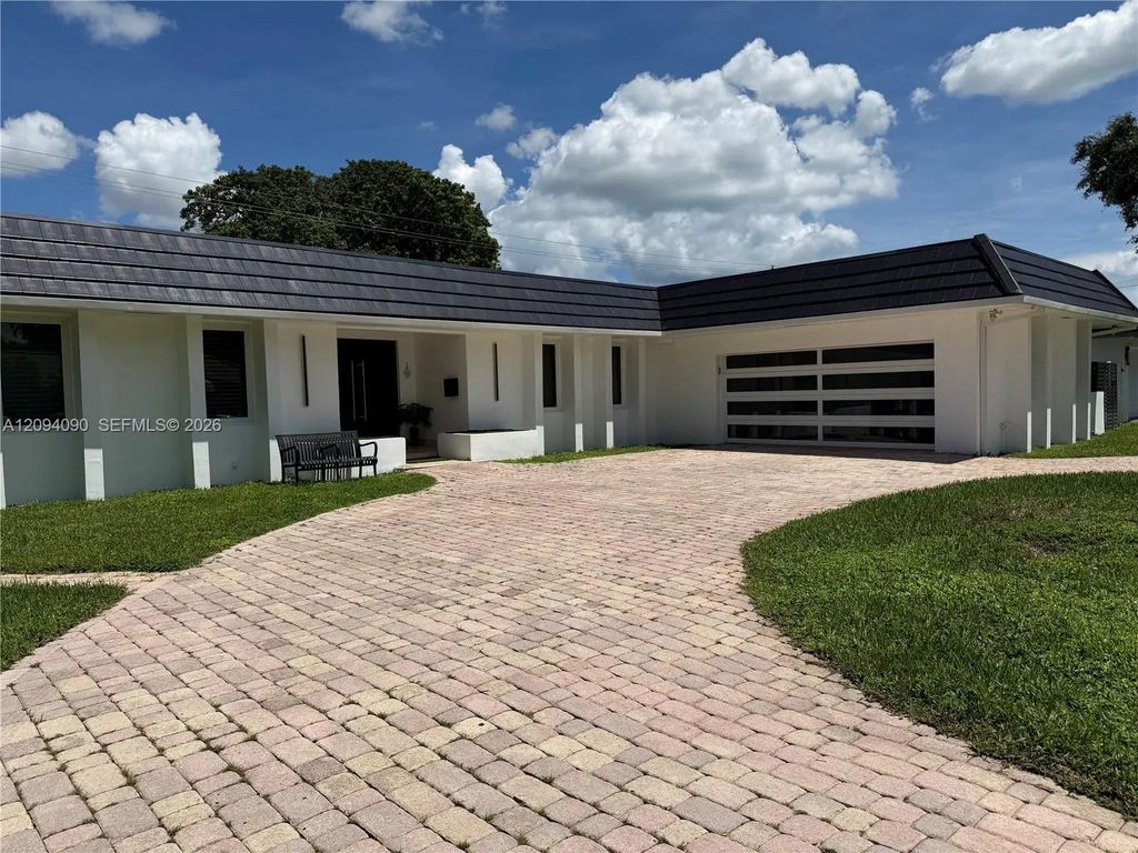 2215 Ne 204th Street, Miami
