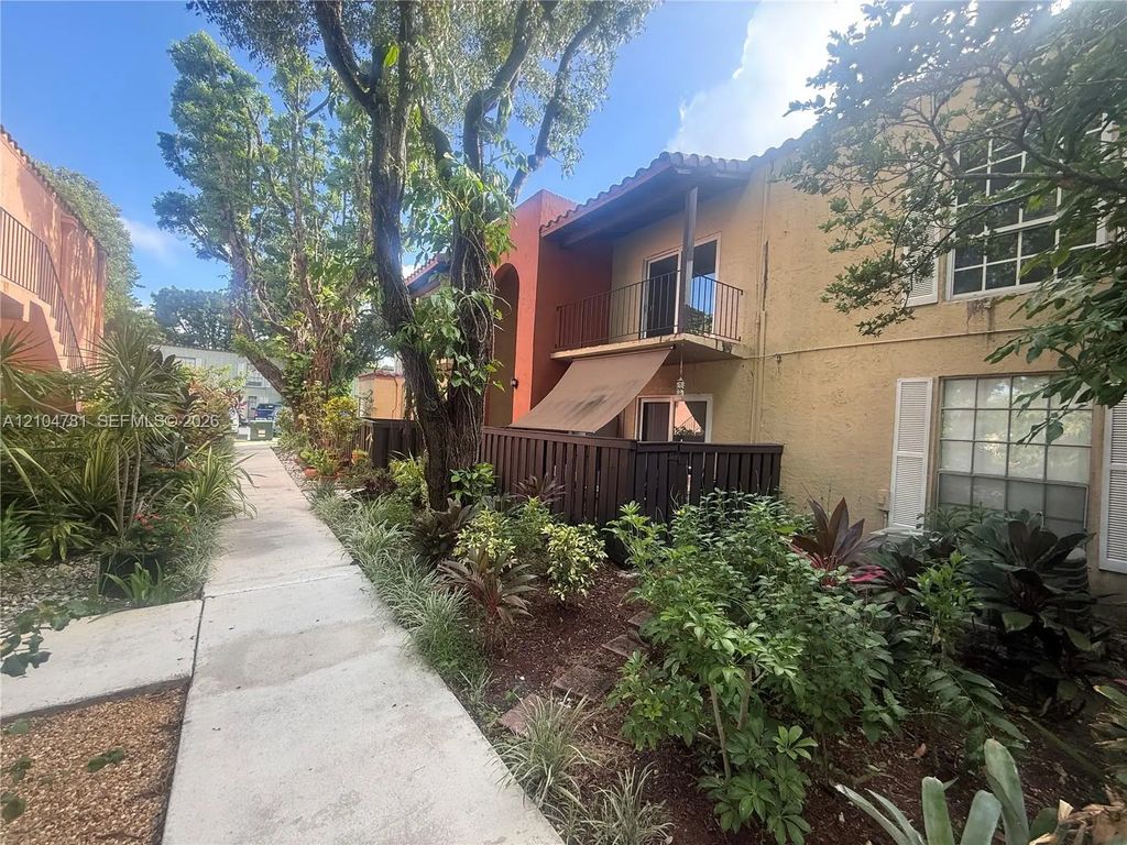 10762 N Kendall Drive #i16, Miami