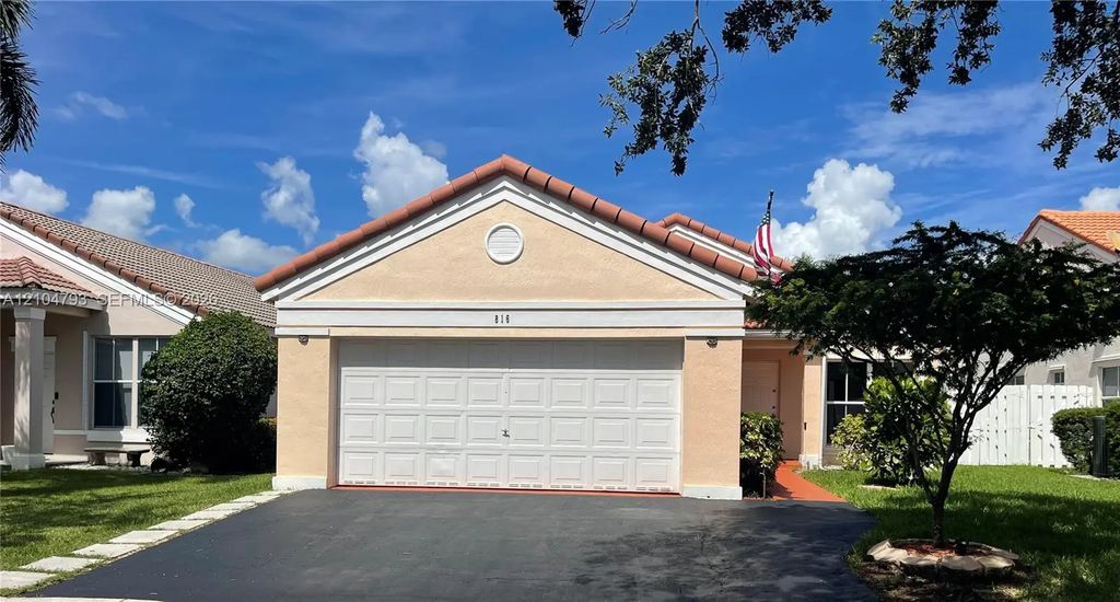 816 Sand Creek Circle #816, Weston