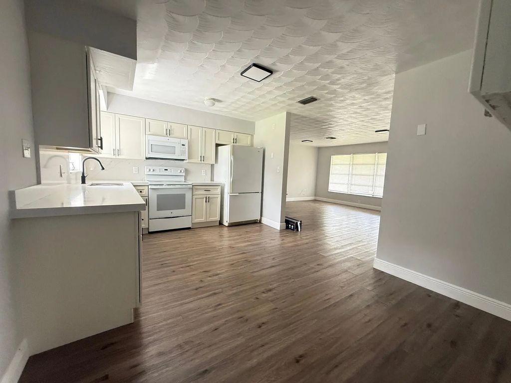 407 Willows Avenue, 