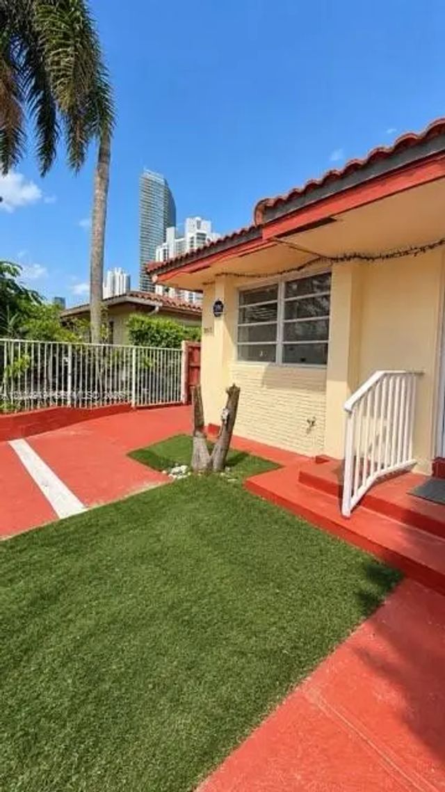 5 of 14 - 18605 Atlantic Boulevard, Sunny Isles Beach, FL