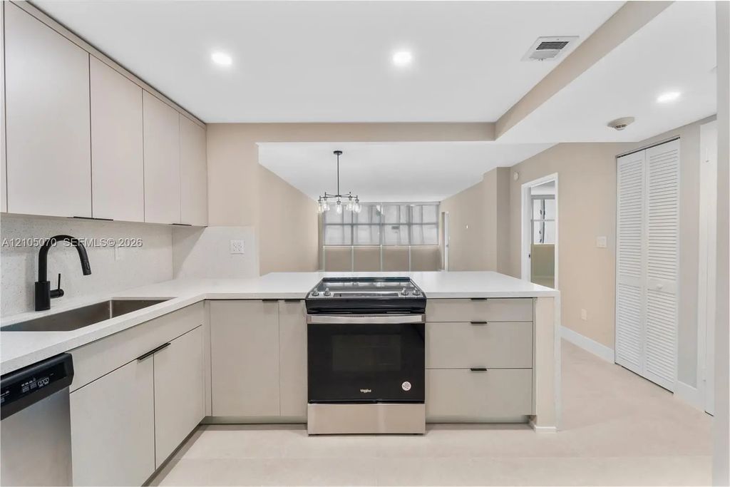 1420 Brickell Bay Drive #1202e, Miami