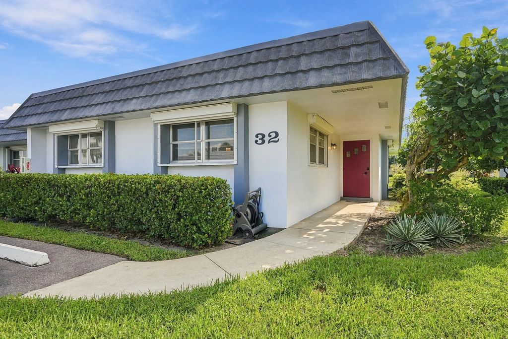 2886 Fernley Drive E #32, West Palm Beach