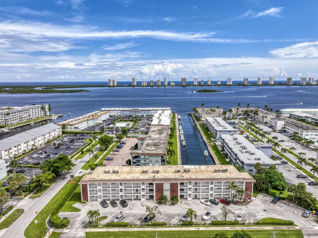 236 Castlewood Drive #205, North Palm Beach