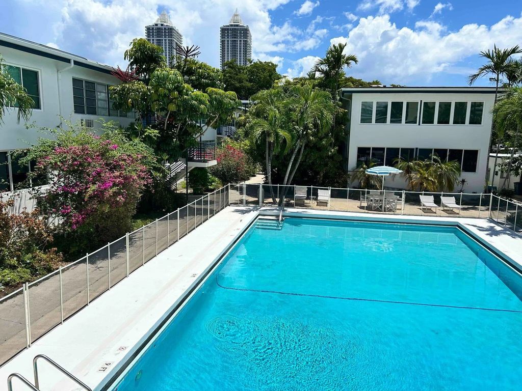 4720 Pine Tree Drive #11, Miami Beach