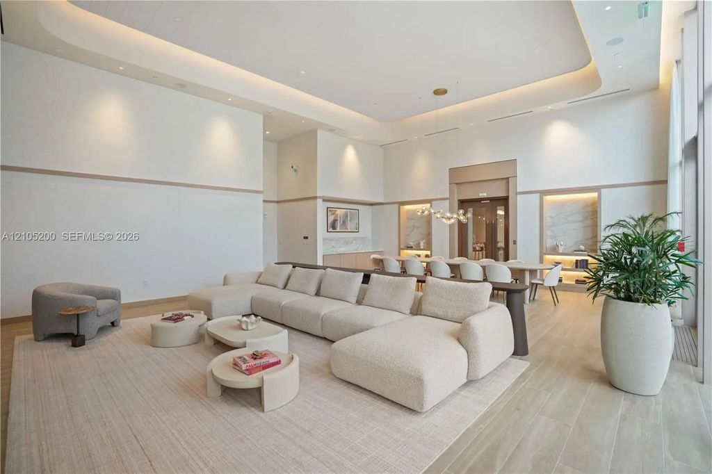 2411 Laguna Circle #2807, North Miami