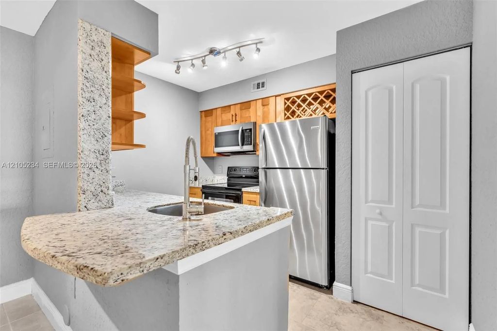 2831 N Oakland Forest Drive #113, Oakland Park