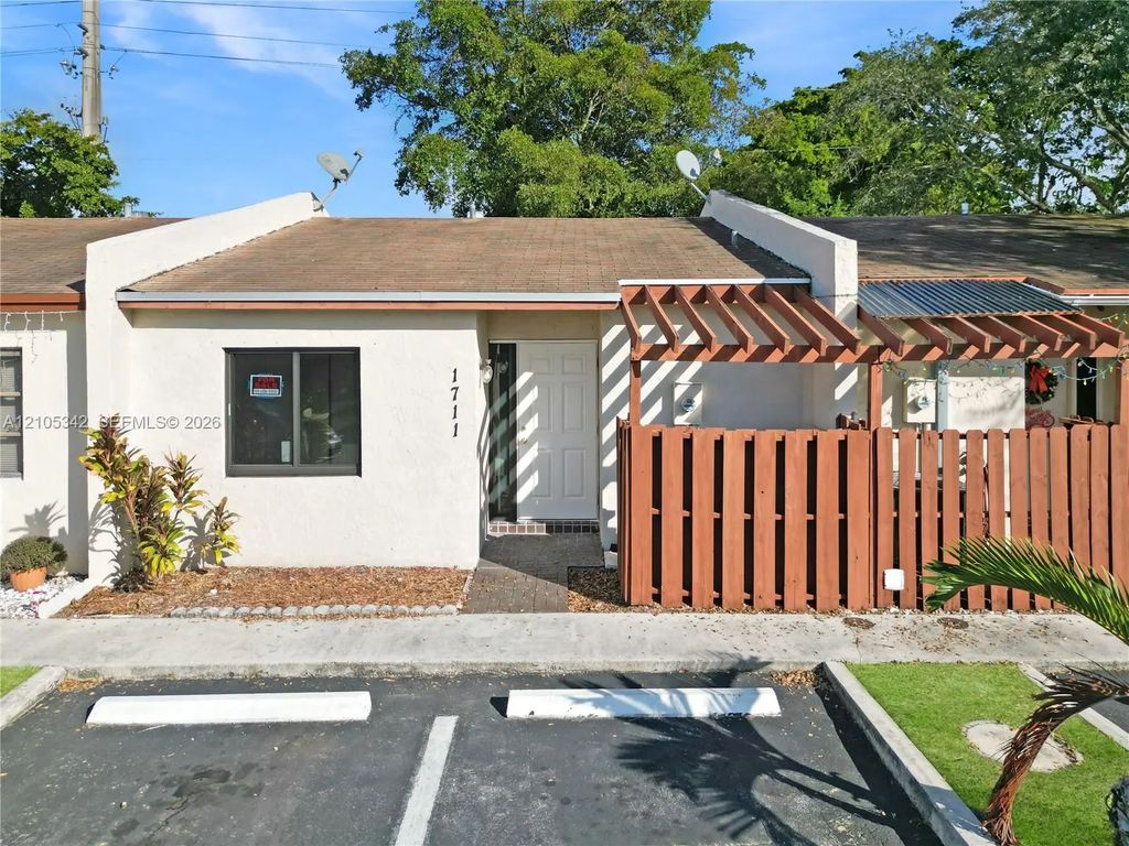 1711 Nw 92nd Avenue, Pembroke Pines