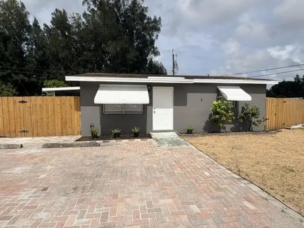 3642 Gulfstream Road #3, Palm Springs