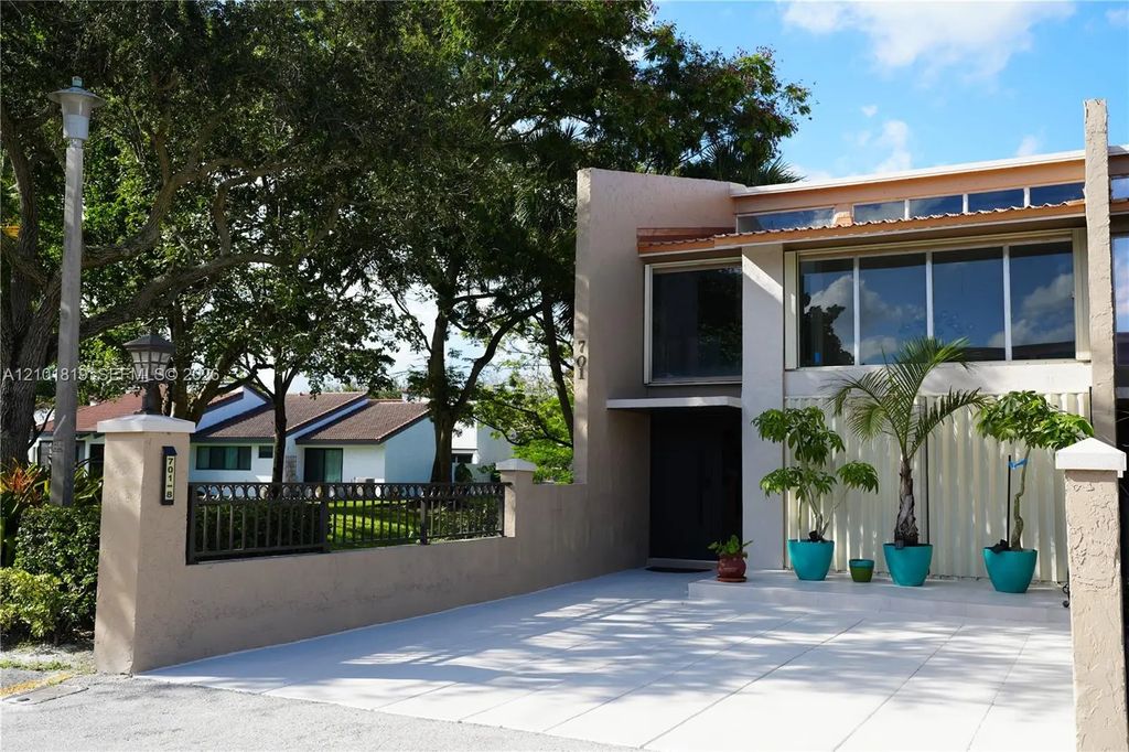 701 E Coco Plum Circle #8, Plantation