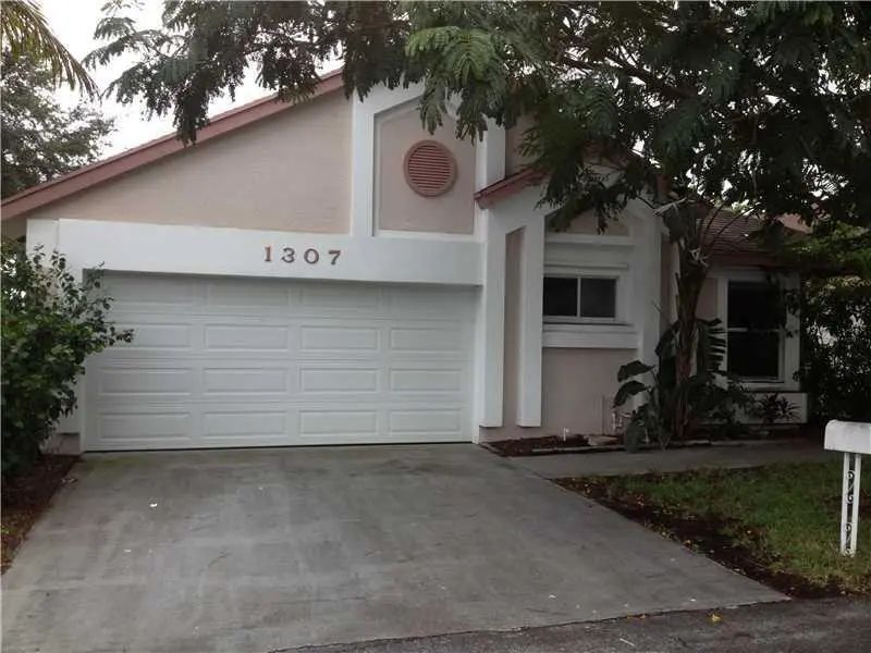 1307 E Glen Oak Road, North Lauderdale