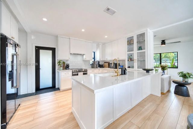 4 of 17 - 1600 Sw 17th Avenue, Miami, FL