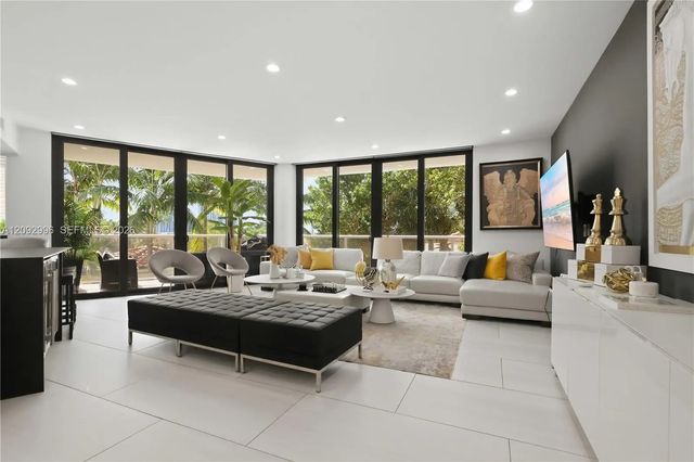 20281 E Country Club Drive #307, Aventura